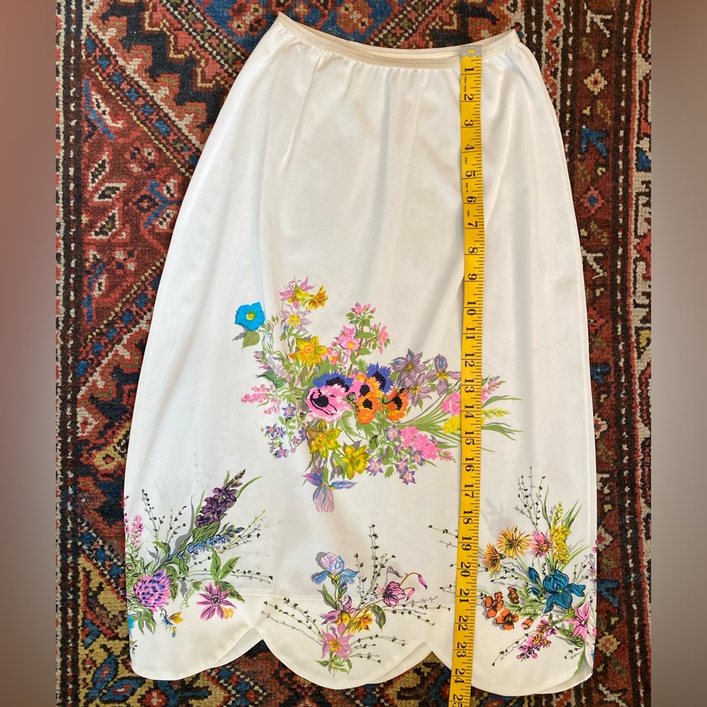 Incredible Vintage “hand painted” Scalloped Slip Skirt Cream Off White Floral XS - Picture 10 of 11